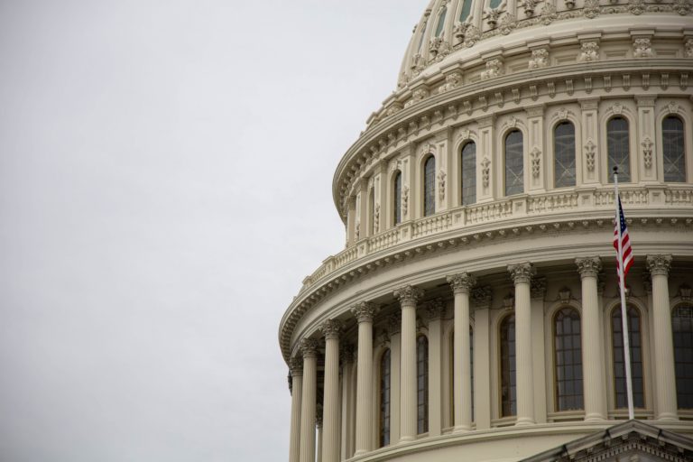 Image of the Whitehouse outside on a cloudy day